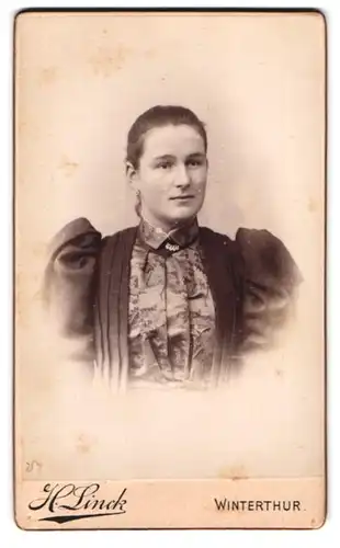 Fotografie H. Linck, Winterthur, St. Georgenstrasse, Junge Frau mit Puffärmeln