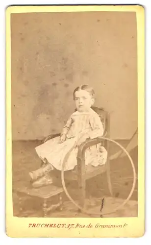 Fotografie Truchelut, Paris, 17 Rue de Grammont, Kleinkind auf Stuhl mit Reifen