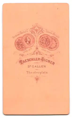 Fotografie Taeschler-Signer, St. Gallen, Theaterplatz, Dame lehnt an Stuhl