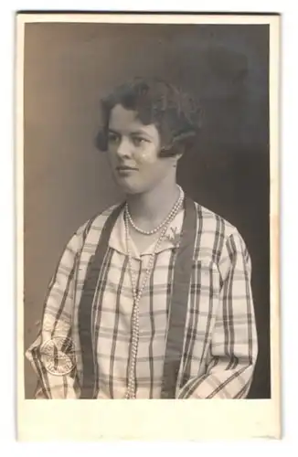 Fotografie unbekannter Fotograf und Ort, Dame im karierten Hemd mit Perlenkette
