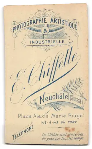 Fotografie E. Chiffelle, Neuchâtel, Place Alexis Marie Piaget, Junger Mann im Anzug