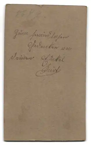 Fotografie Atelier Samson & Co., Düsseldorf, Schadowstrasse 77, Junge im Sonntagsstaat mit Bibel und Hut