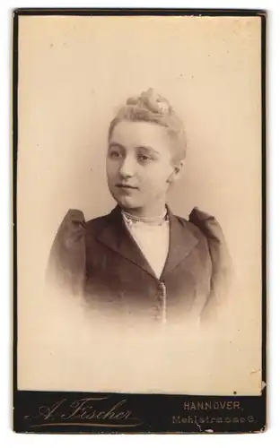 Fotografie A. Fischer, Hannover, Mehlstrasse 6, Junge Frau im Puffärmelkleid mit Perlenhalskette