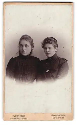 Fotografie L. Wernecke, Bremerhaven, Lloydstrasse 20, Zwei Junge Frauen in schwarzen Kleidern