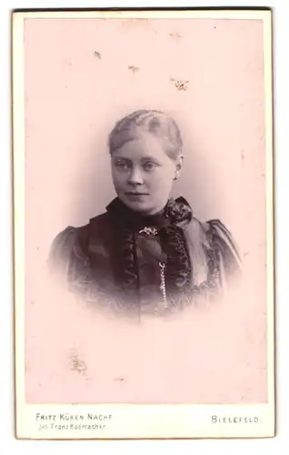 Fotografie Fritz Küken, Bielefeld, Blonde Frau im Puffärmelkleid