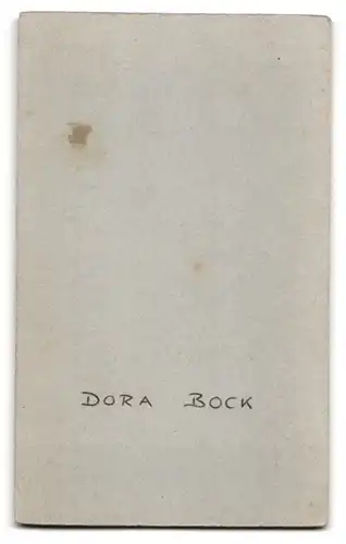 Fotografie unbekannter Fotograf und Ort, Dora Bock im sommerlichen Kleid