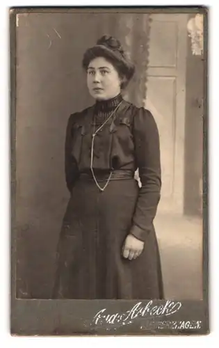 Fotografie Aug. Asbeck, Meinerzhagen, Bürgerliche Frau mit toupiertem Haar im taillierten Kleid