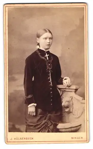 Fotografie J. Hülsenbeck, Minden, Marienwallstrasse, Junge Christin in feinen Kleidern