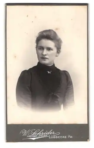 Fotografie W. Schröder, Lübbecke i. W., Junge Frau im taillierten Kleid