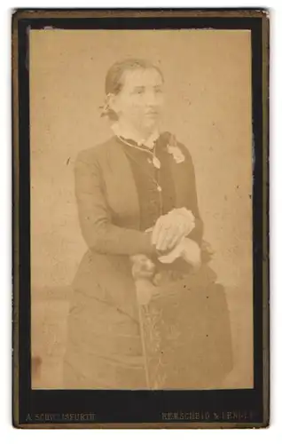 Fotografie A. Schweisfurth, Remscheid, Bürgerliche Frau in taillierten Kleidern