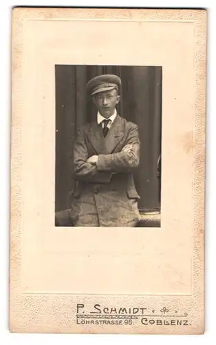 Fotografie P. Schmidt, Coblenz, Löhrstrasse 96, junger Bürgerlicher im Anzug mit Mütze