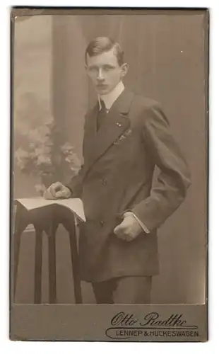 Fotografie Otto Radtke, Lennep, junger Bürgerlicher im Anzug