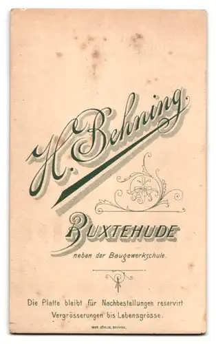 Fotografie H. Behning, Buxtehude, junge Frau im weissen Kleid mit Kragen