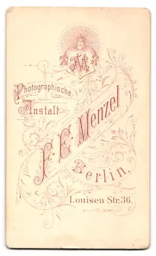 Fotografie F. E. Menzel, Berlin, Louisen-Strasse 36, Hübsche Bürgertochter in tailliertem Kleid