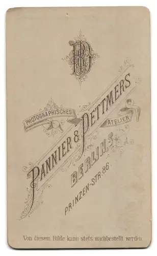 Fotografie Pannier & Dettmers, Berlin, Prinzen-Strasse 86, Junger eleganter Mann in Anzug und Mantel