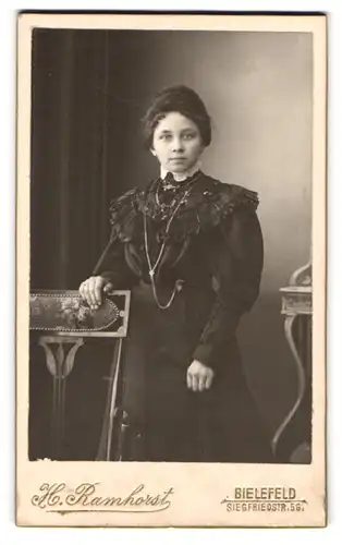 Fotografie H. Ramhorst, Bielefeld, Siegfriedstrasse 56, Hübsche junge Frau in schwarzem Kleid