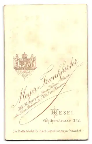 Fotografie Meyer Frankfurter, Wesel, Viehthorstrasse 372, Eleganter Herr im Anzug mit Zwicker