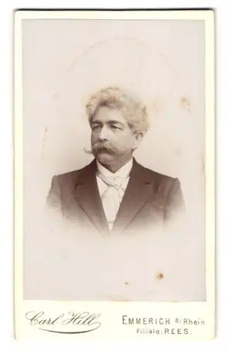 Fotografie Carl Hill, Emmerich a. Rhein, Kass-Strasse 257 /59, Eleganter Bürgerlicher mit Schnurrbart