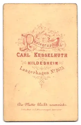 Fotografie Carl Kesselhuth, Hildesheim, Langerhagen 1675, Kleines Mädchen im modischen Kleid