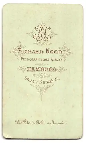 Fotografie Richard Noodt, Hamburg, Grosser Burstah 25, Junger Herr im Anzug mit Fliege und Einstecktuch