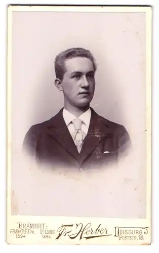 Fotografie Fr. Herber, Duisburg, Poststr. 18, Junger Herr im Anzug mit Krawatte