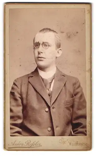 Fotografie Anton Ressler, Neuburg a. D., Bahnhofstrasse B. 86, Junger Herr im Anzug mit Krawatte und Zwicker