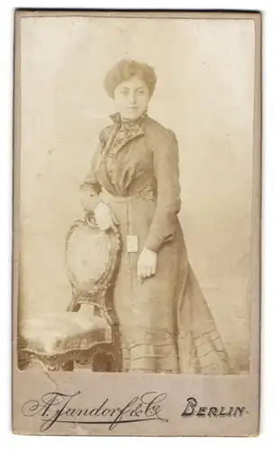 Fotografie A. Jandorf & Co., Berlin-C., Spittelmarkt 16-17, Junge Dame im Kleid