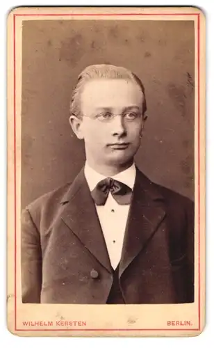 Fotografie Wilhelm Kersten, Berlin-SW, Jerusalemerstr. 59 Ecke der Kochstr., Junger Herr im eleganten Anzug mit Brille