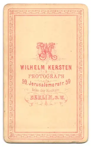 Fotografie Wilhelm Kersten, Berlin-SW, Jerusalemerstr. 59 Ecke der Kochstr., Junger Herr im eleganten Anzug mit Brille