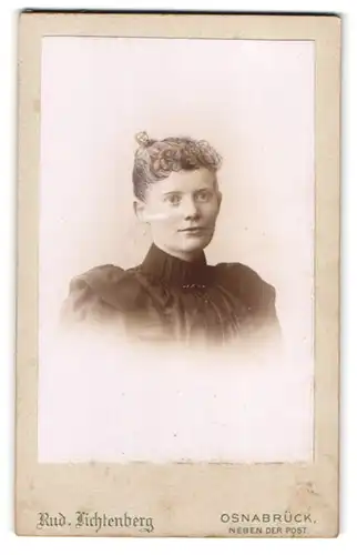 Fotografie Rud. Lichtenberg, Osnabrück, Junge Dame im Kleid