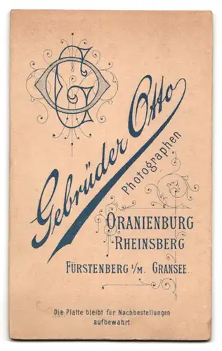 Fotografie Gebrüder Otto, Oranienburg, Junge Frau mit Kragenbrosche und Amulett