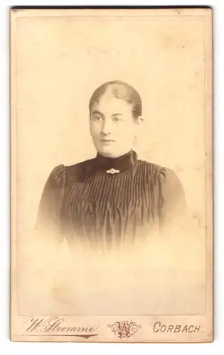 Fotografie W. Stremme, Corbach, Junge Dame mit zurückgebundenem Haar