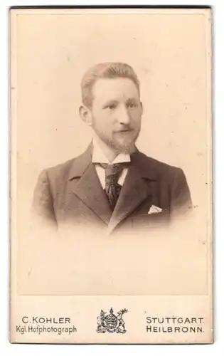 Fotografie C. Kohler, Stuttgart, Friedrichstrasse 32, Junger Herr im eleganten Anzug mit Bart