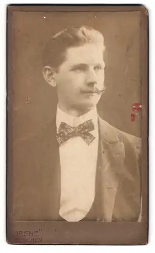 Fotografie Clem. H. Schmitz, München, Nymphenburgerstr. 83, Eleganter Herr mit Moustache