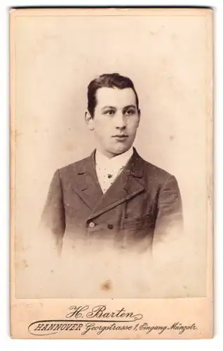 Fotografie H. Barten, Hannover, Georg-Strasse 1 Eingang Münzstr., Junger Mann im Anzug mit Krawatte