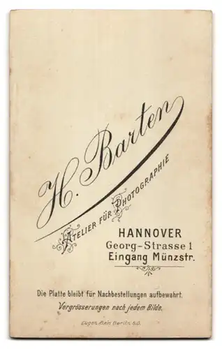 Fotografie H. Barten, Hannover, Georg-Strasse 1 Eingang Münzstr., Junger Mann im Anzug mit Krawatte