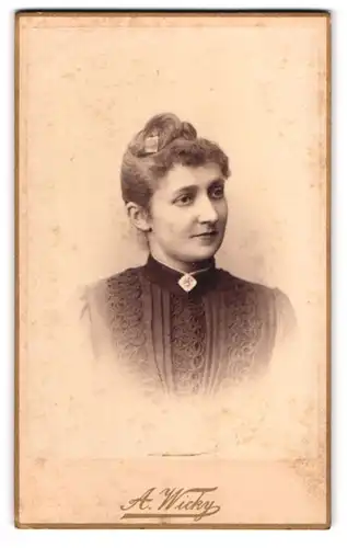 Fotografie A. Wicky, Berne-Interlaken, Junge Dame mit hochgestecktem Haar