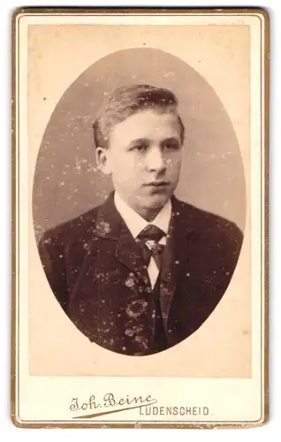 Fotografie Joh. Beine, Lüdenscheid, Altenaerstr. 12, Junger Herr im Anzug mit Krawatte