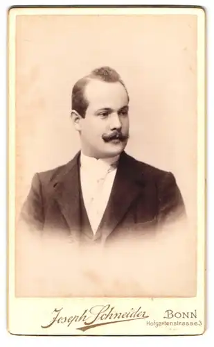 Fotografie Joseph Schneider, Bonn, Hofgartenstrasse 3, Elegant gekleideter Herr mit Moustache