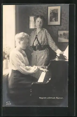 AK Opernsängerinnen Margarete und Gertrude Rössner Klavier spielend