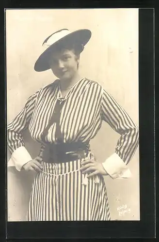 AK Opernsängerin Margarete Rössner in gestreiftem Kleid