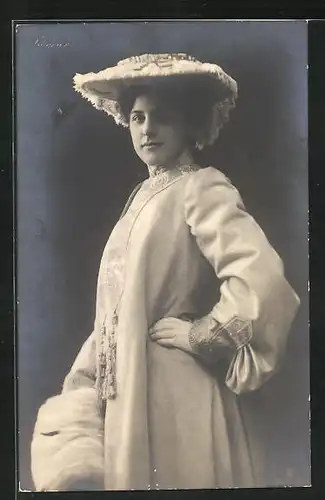 AK Opernsängerin Geraldine Farrar im Mantel mit Muff und Hut