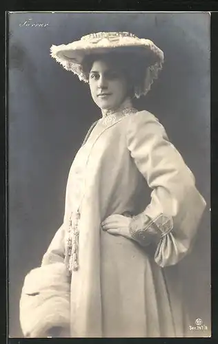 AK Opernsängerin Geraldine Farrar im Mantel mit Hut und Muff