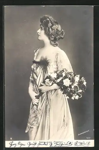 AK Opernsängerin Geraldine Farrar in leichtem Kleid mit Blumenstrauss