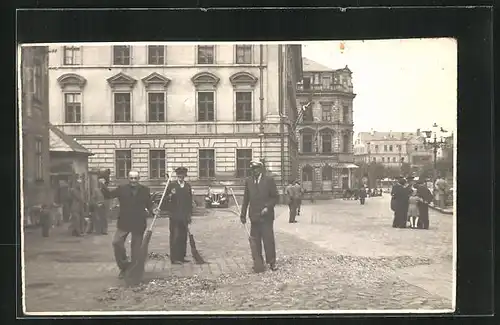 Foto-AK Friedland / Frydlant, Strassenfeger grüsst den Fotograf