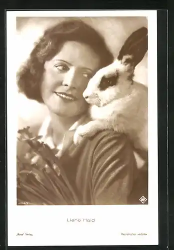 AK Schauspielerin Liane Haid mit einem Kaninchen