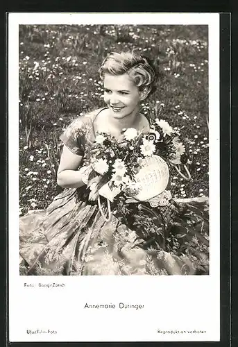AK Schauspielerin Annemarie Düringer mit bezauberndem Lächeln und Blumen