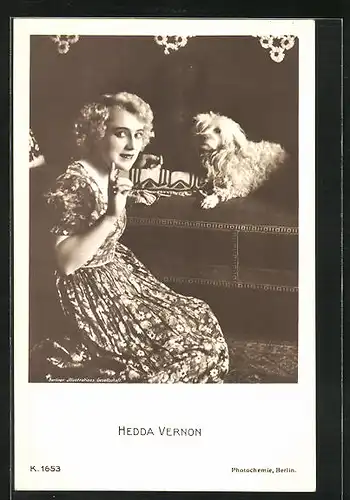 AK Schauspielerin Hedda Vernon mit ihrem Hund