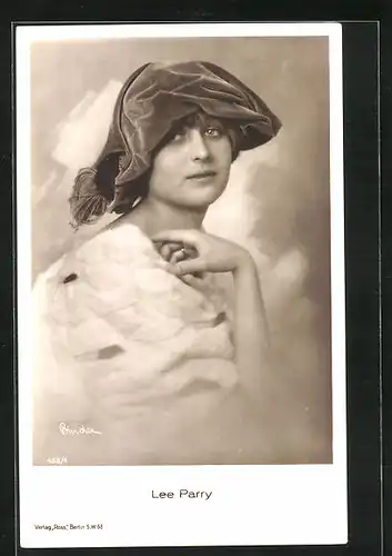 AK Schauspielerin Lee Parry mit Piratenhut