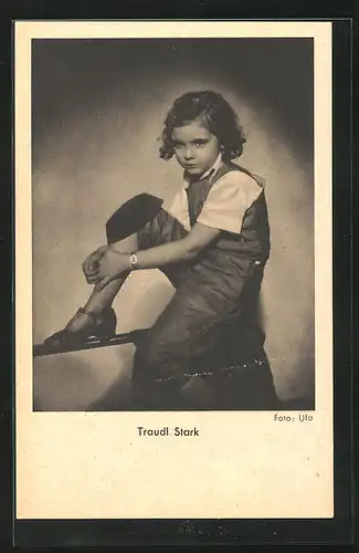 AK Schauspielerin Traudl Stark sitzend